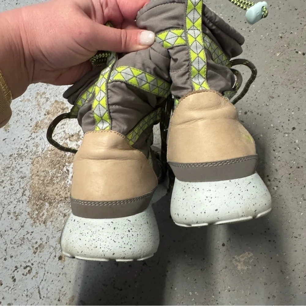 Nike Rosherun Hi Sneakerboot gray green boots
